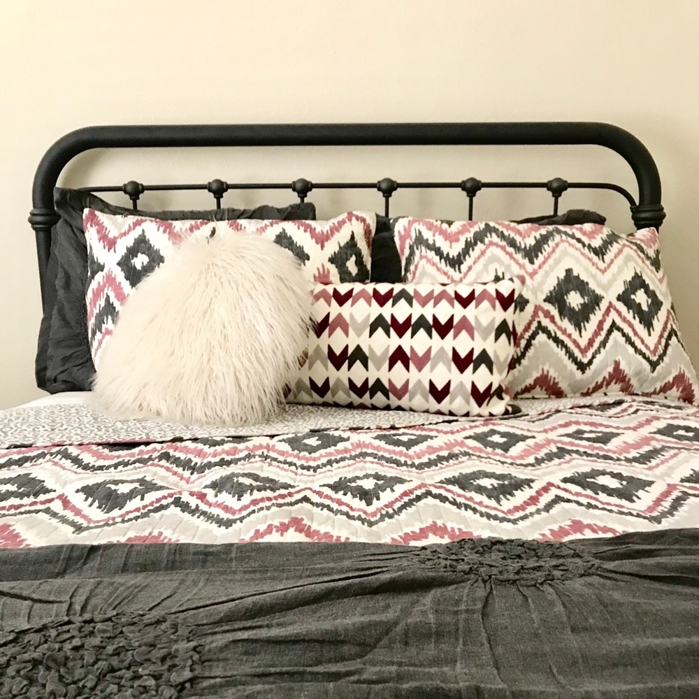 Queen bedding set & decorative pillows